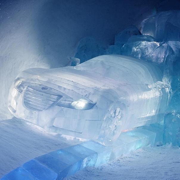 Im speziell gestalteten Move Your Mind-Raum des bekannten schwedischen ICEHOTEL erleben Besucher Saab in neuer Perspektive.